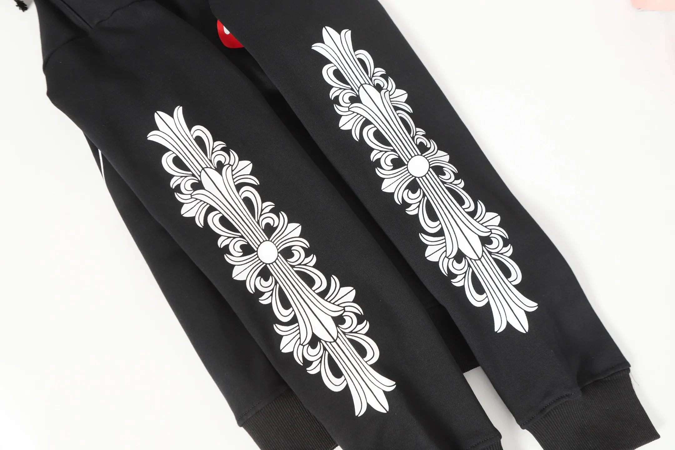P250 cross-border model, please do not place an order if you are pursuing quality - Chrome Hearts/Chrome Heart Big Tongue👅 Printed Flower Arm Zipper Sweater Cardigan Jacket - High weight, high density and high quality. The wool is soft, delicate and skin-friendly. It feels soft and silky. It has excellent warmth and skin-friendly properties. - Custom-woven and dyed, no color difference. No matter the fabric or workmanship details, it beats the ordinary version on the market. - Hardware and zipper accessories are all customized, full of details - Color: black white -Size: S M L XL